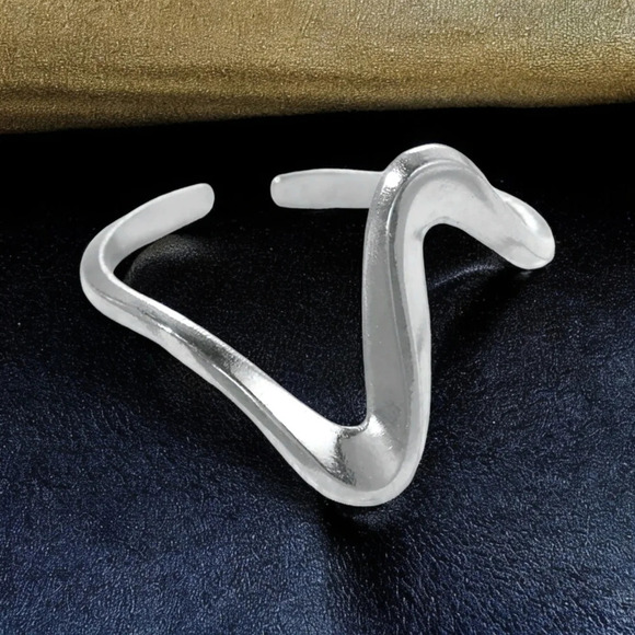 🆕️18K Gold Plated Adjustable Wavy Dainty Minimalist Ring - Fits Sizes 6-9 ✨ - Picture 11 of 13